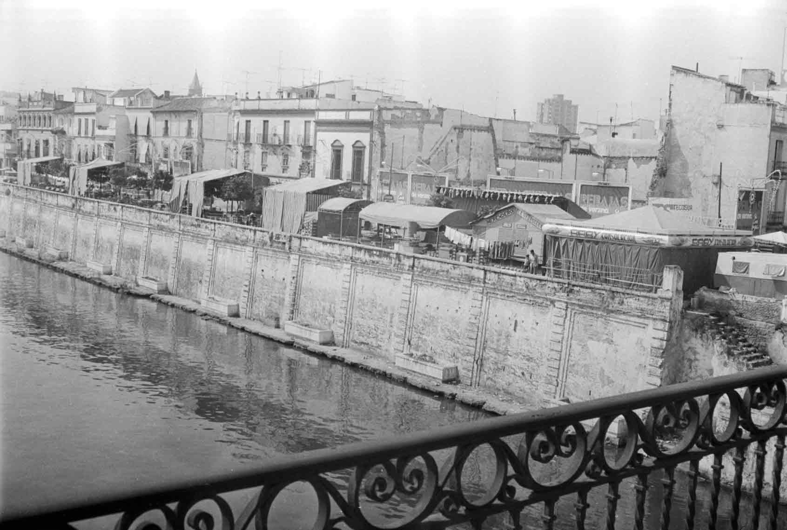 Zapata de la calle Betis durante la Velá de Santa Ana.
