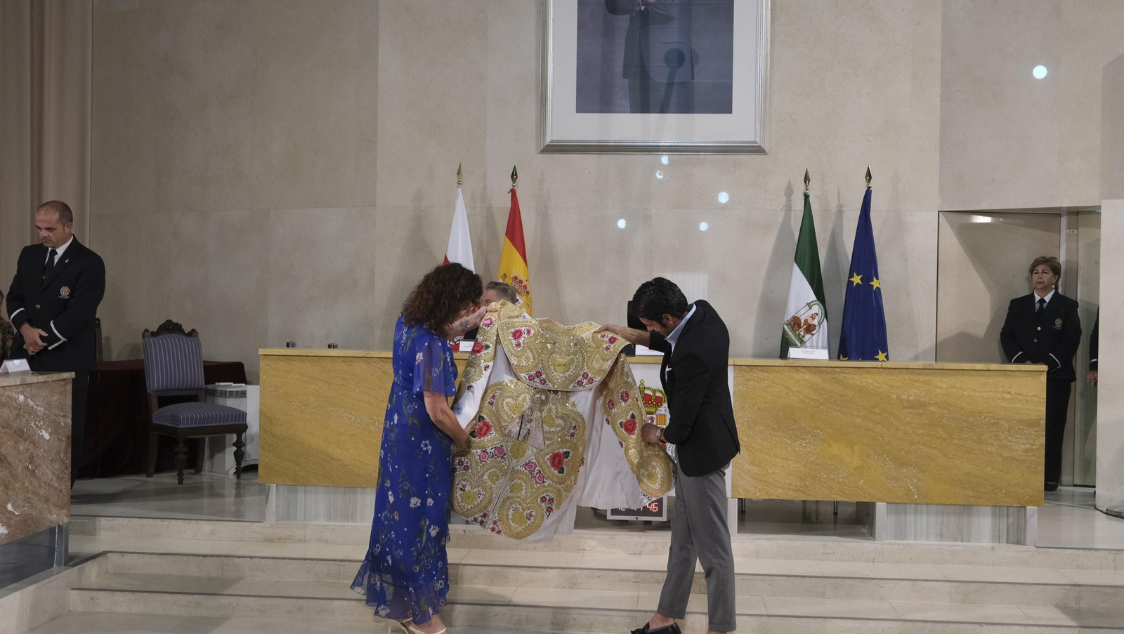 Imágenes de la entrega del capote de paseo de la feria taurina 2021 en honor a la Virgen del Mar, al torero Emilio de Justo