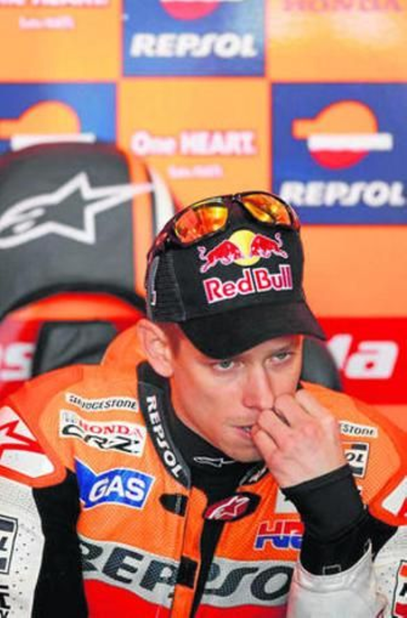 Casey Stoner, pensativo en el box del equipo Repsol Honda.