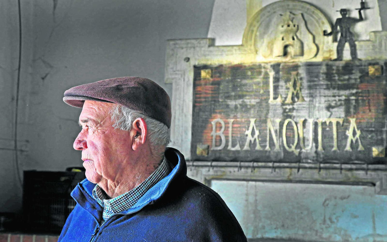 Francisco Barba González, Curro de La Blanquita, junto al cartel con el nombre de la viña que adquirió en el 69 en el pago de Balbaina.