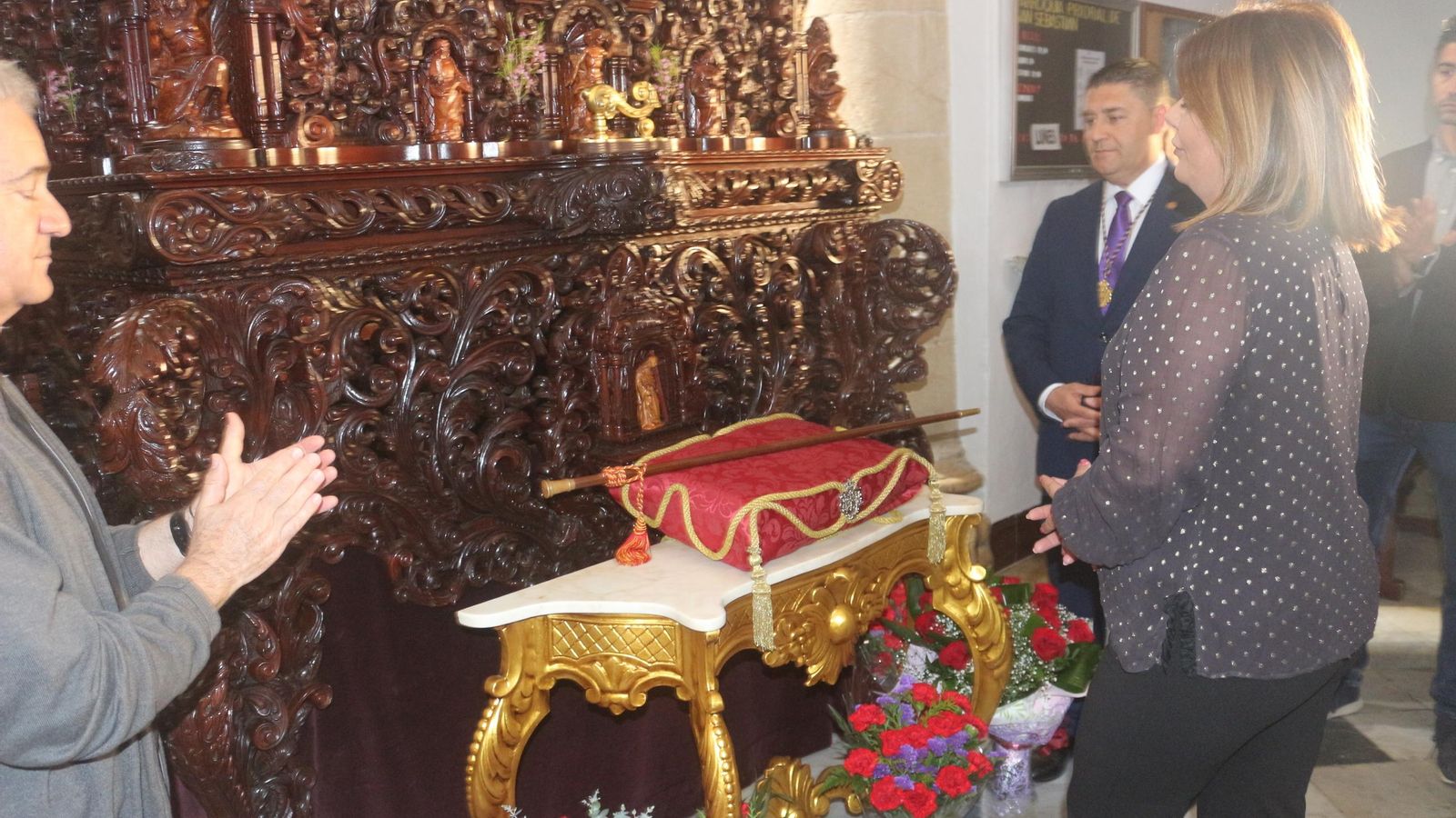 Elena Amaya entrega el bastón de mando de la ciudad al Nazareno