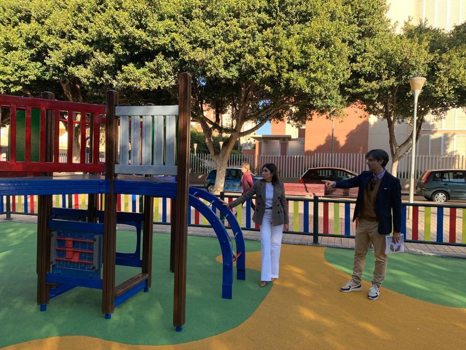 La concejal Sacramento Sánchez en el parque infantil de 500 Viviendas