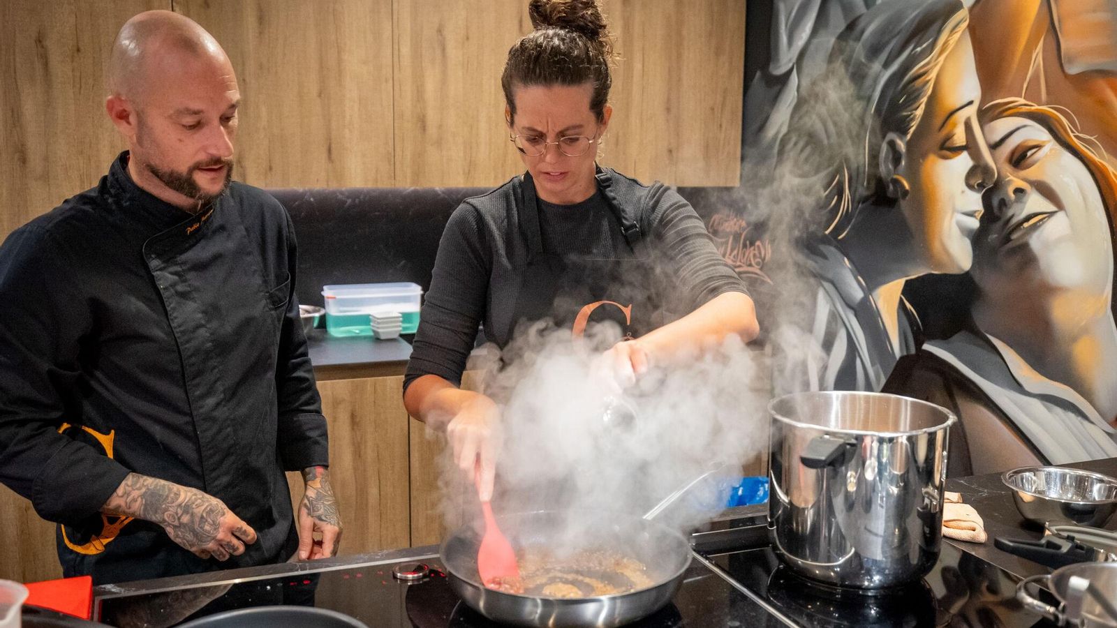 El chef observa como se reduce una salsa en el Curso Intensivo de Iniciación a la Cocina.