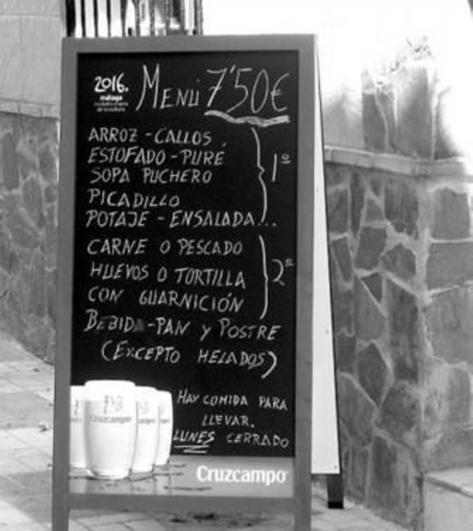 Cartel anunciador del bodegón Los Hidalgo , en el centro de la ciudad.