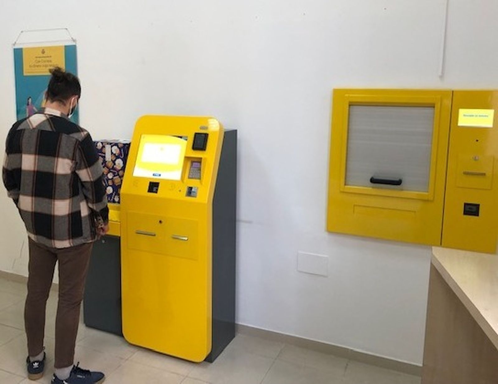 Máquina autoservicio instalada en la oficina de Correos de Jerez.