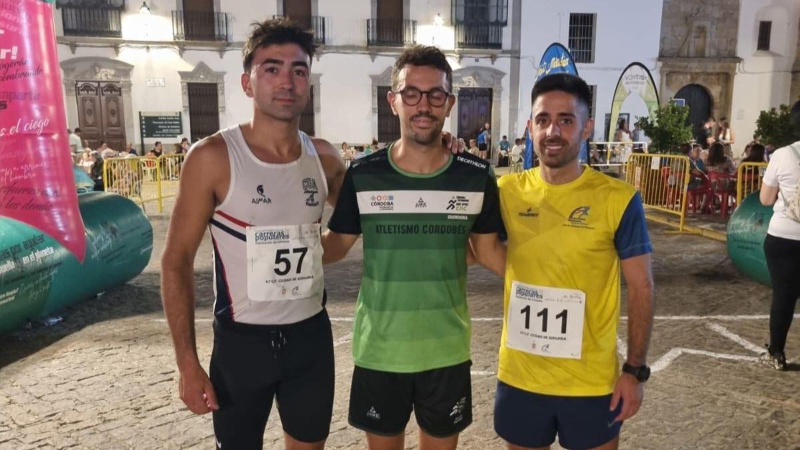 El podio masculino de la Carrera Popular Ciudad de Hinojosa, con Juan Ignacio Grondona, Carlos Mansilla y Jesús Miguel Jiménez.