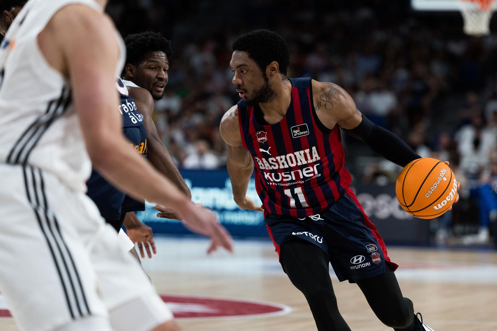El Real Madrid sufre pero gana al Baskonia (82-76)