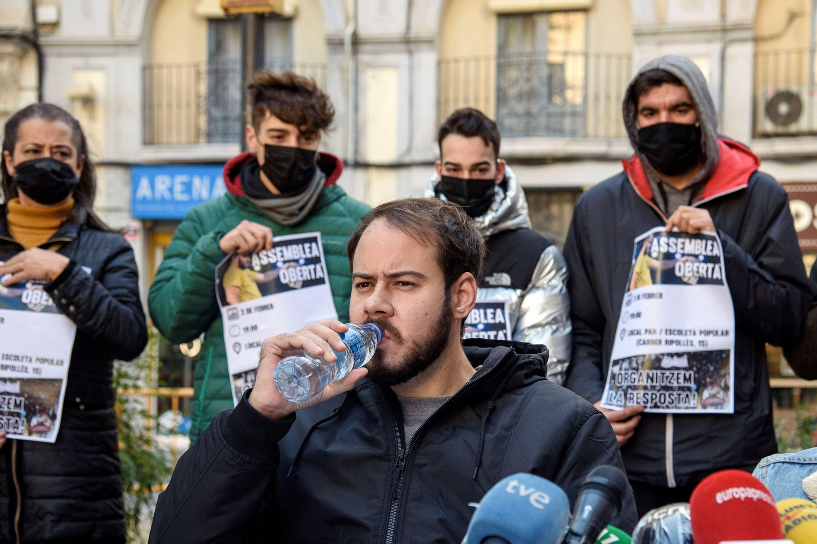 Pablo Hasel bebe agua en la rueda que ofreció en Lérida.