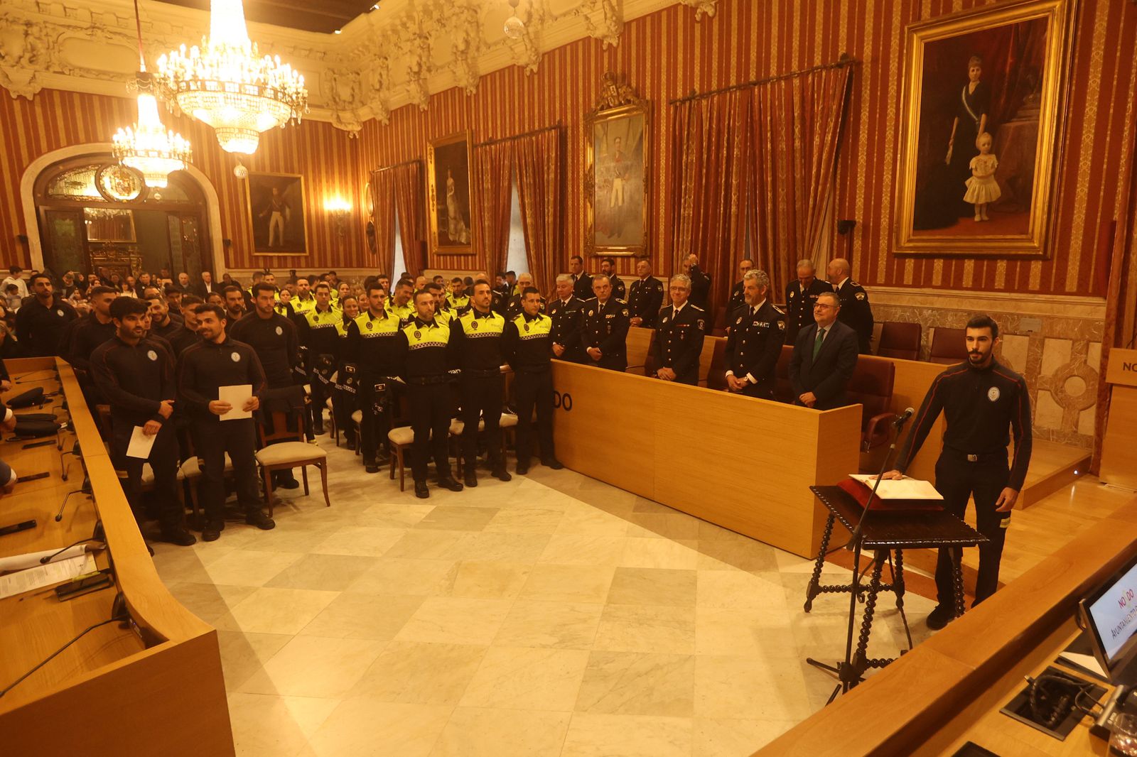 Toma de posesión de los nuevos agentes de la policía local y bomberos