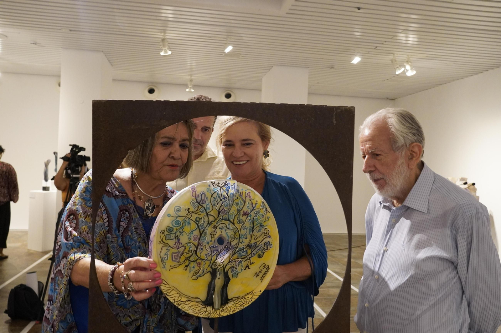 Patricia Larrea, Gracia Baquero y Jaime de Vicente en la inauguración de la exposición.