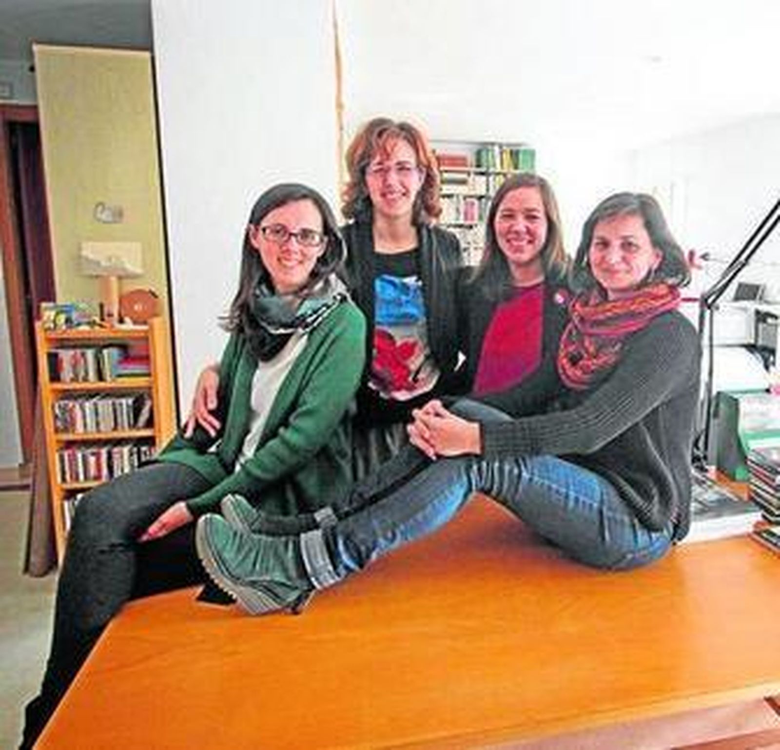 1. Sara Parrilla, Virginia Navarro, Laura Organvídez y Ana Parejo, las fundadoras y creadoras de Cuarto Creciente Arquitectura para la Infancia. 2 y 3. Dos de los talleres de la empresa, en la Casa de la Ciencia y el Monasterio de la Cartuja.