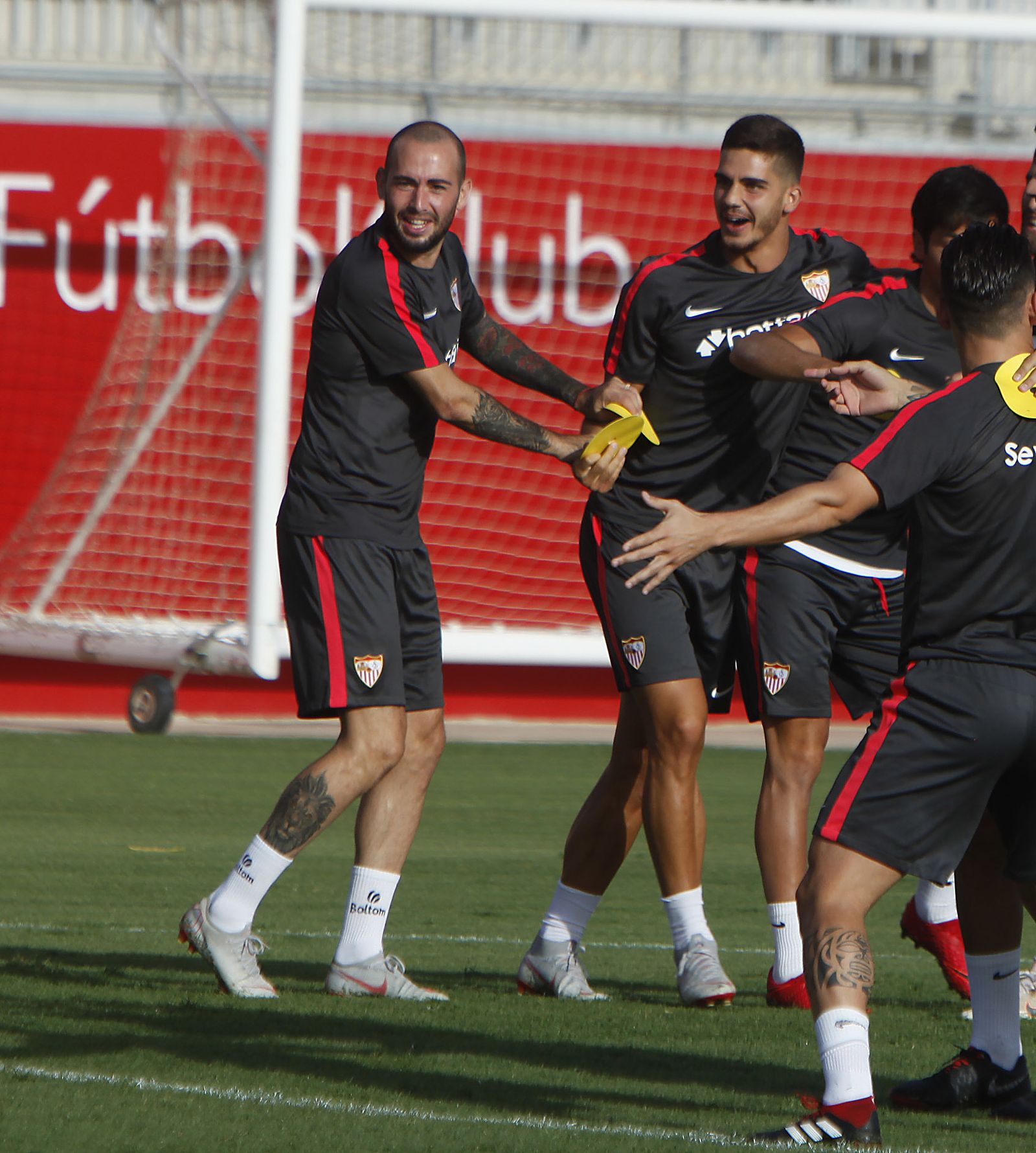 Los jugadores del Sevilla Aleix Vidal y Andre Silva.