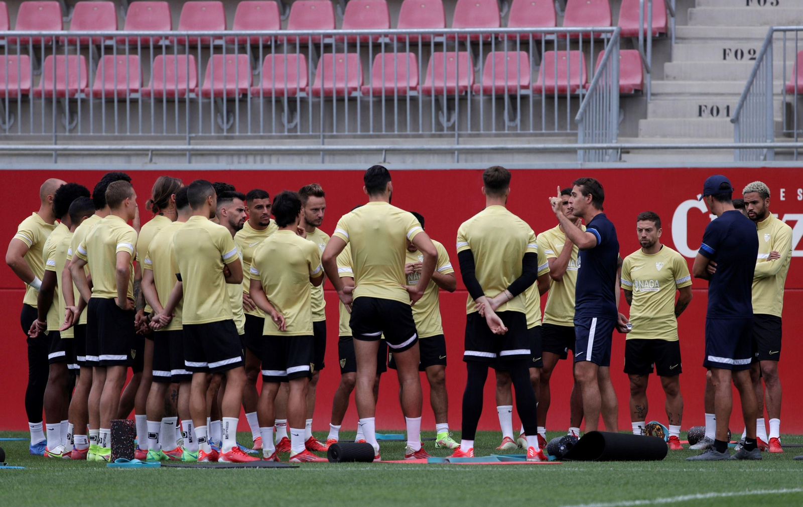 Julen Lopetegui se dirige a su plantilla en un entrenamiento antes del parón.