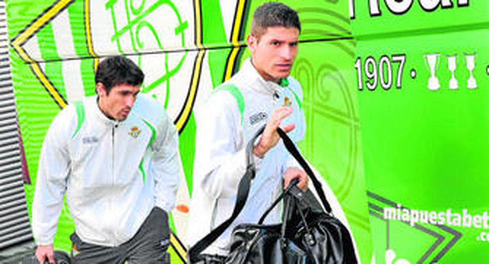 Salva Sevilla, con Goitia justo detrás, se dispone a subir al autobús del equipo.