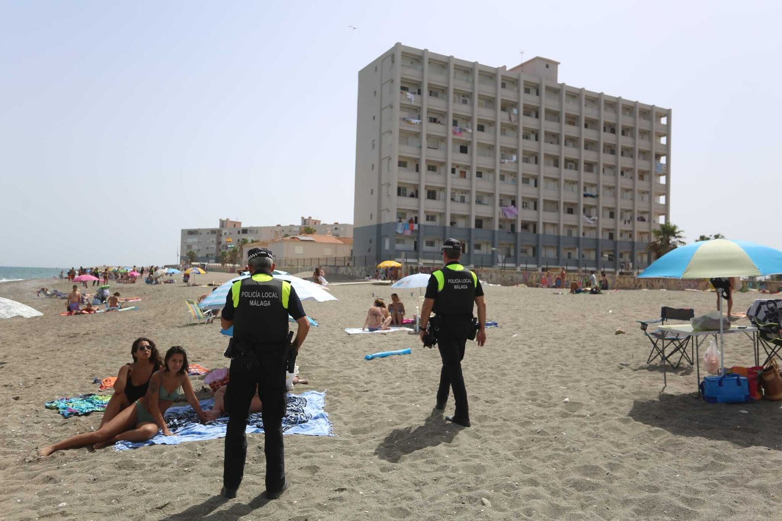 Las fotos de la Policía desalojando a los bañistas de la playa de Sacaba