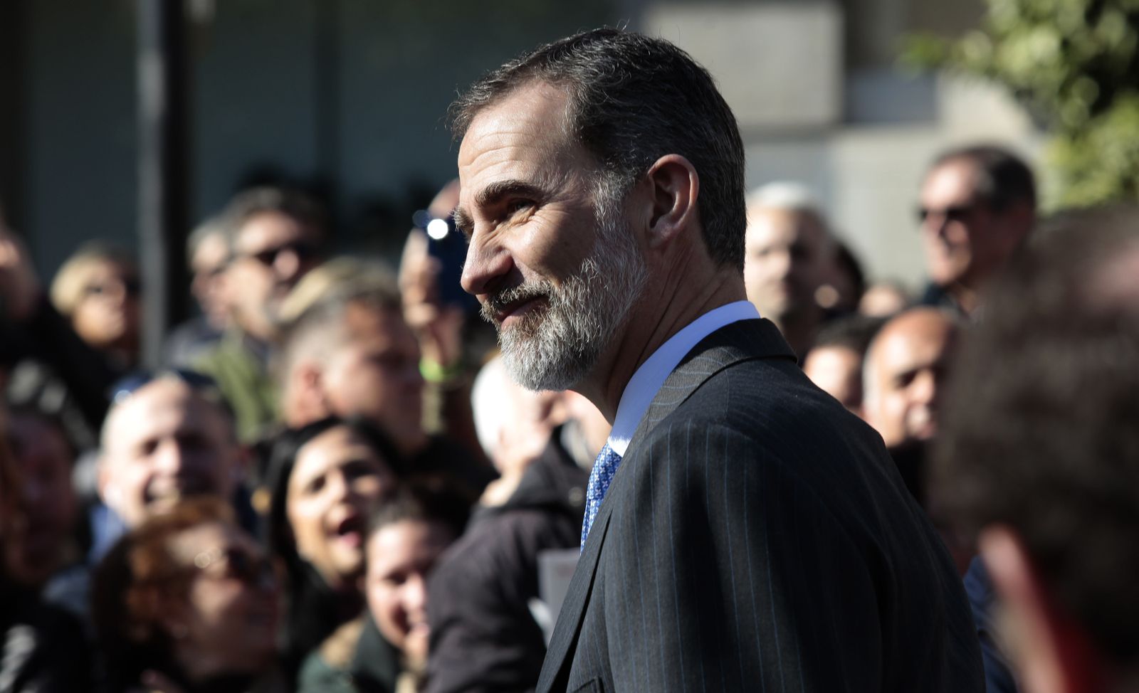 El Rey Felipe VI es aclamado por los sevillanos esta mañana.
