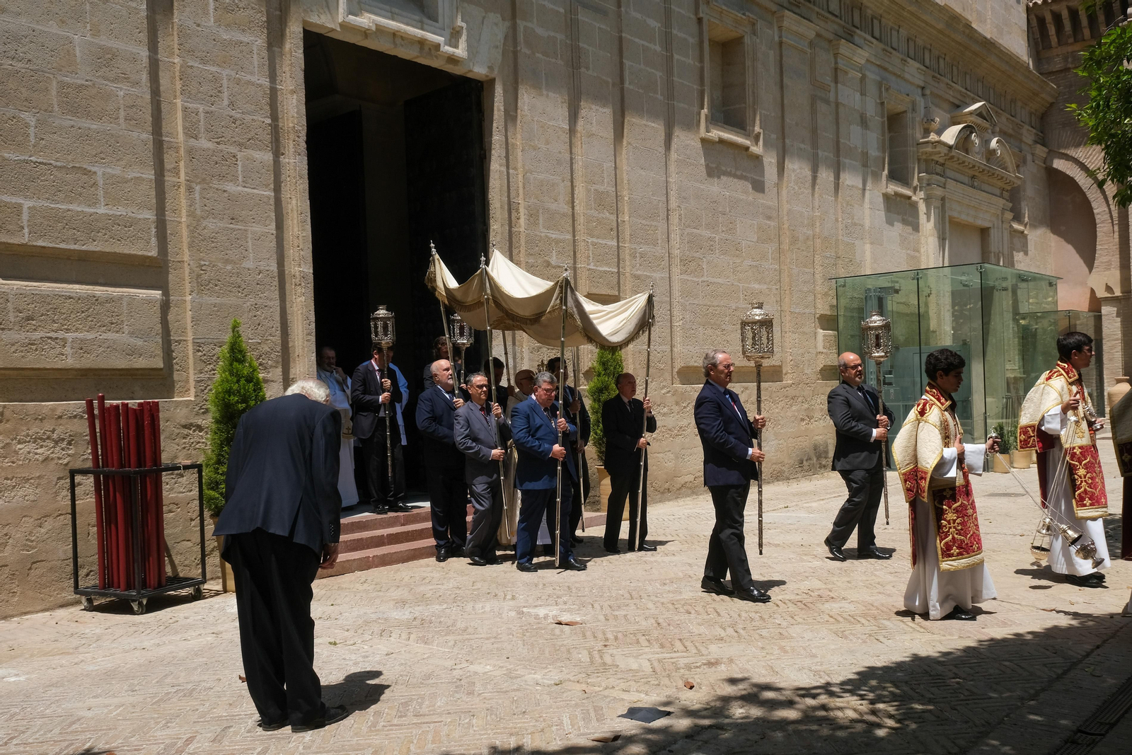 Sacramental del Sagrario. Procesión claustral de su Divina Majestad por el patio de los naranjos
