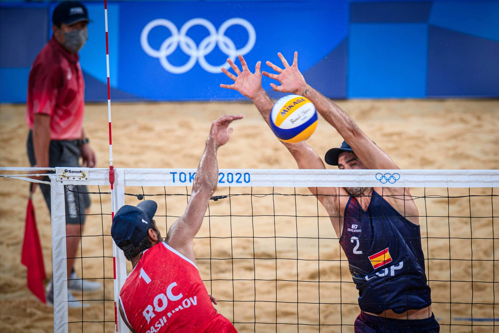 Gavira trata de bloquear un remate.