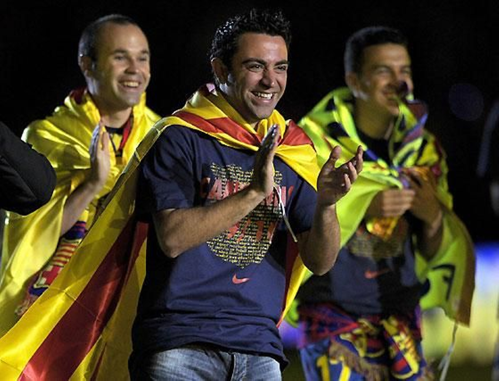 El Barcelona cumplió los pronósticos y con su goleada (4-0) ante el Valladolid en el Camp Nou logró el título de Liga.

Foto: EFE / Reuters / AFP Photo