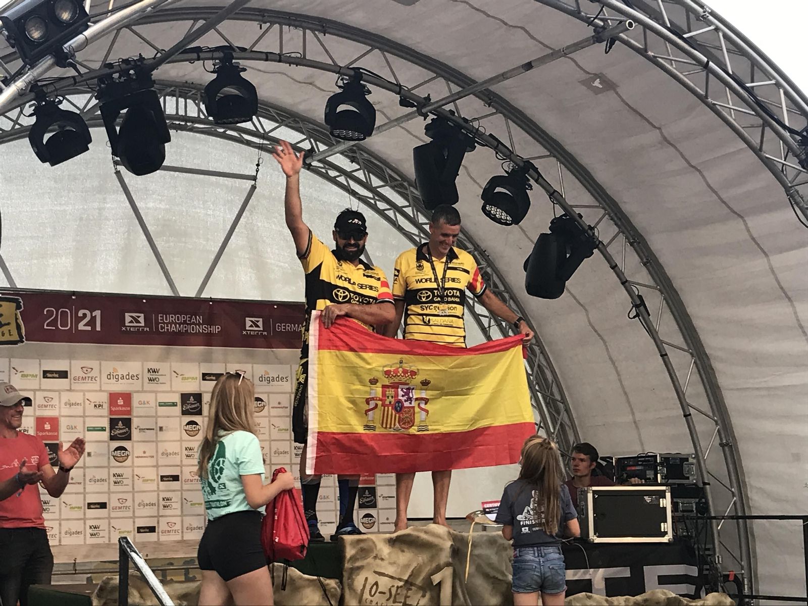 Candón (i) y Macías, en el podio con la bandera de España.