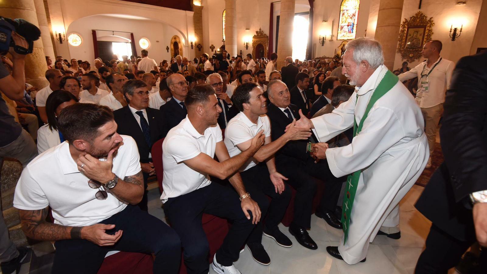 Joaquín y Rubi saludan al capellán de la iglesia.