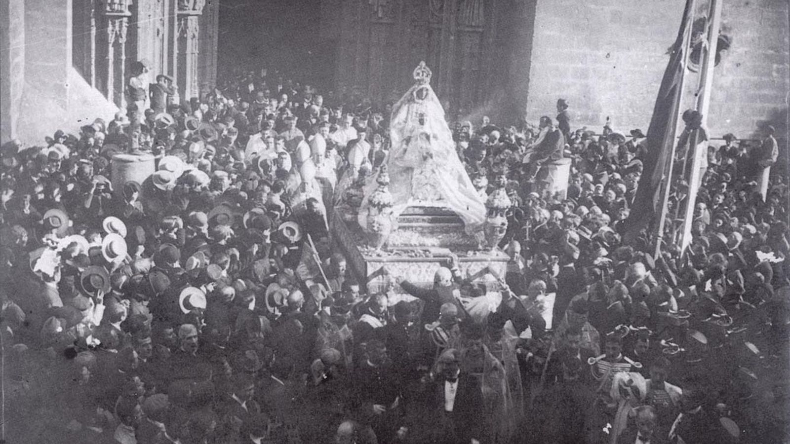 Coronación de la Virgen de los Reyes en 1904.