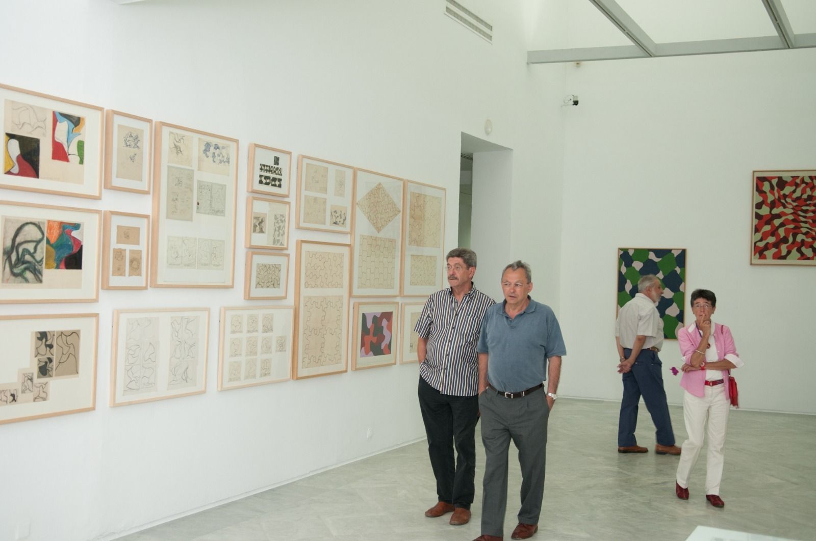 Juan Bosco Díaz-Urmeneta, en el CAAC junto al artista y diseñador Juan Suárez.