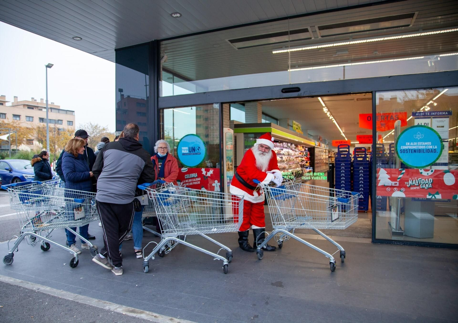 Colas en ALDI en Málaga para conseguir los regalos más buscados
