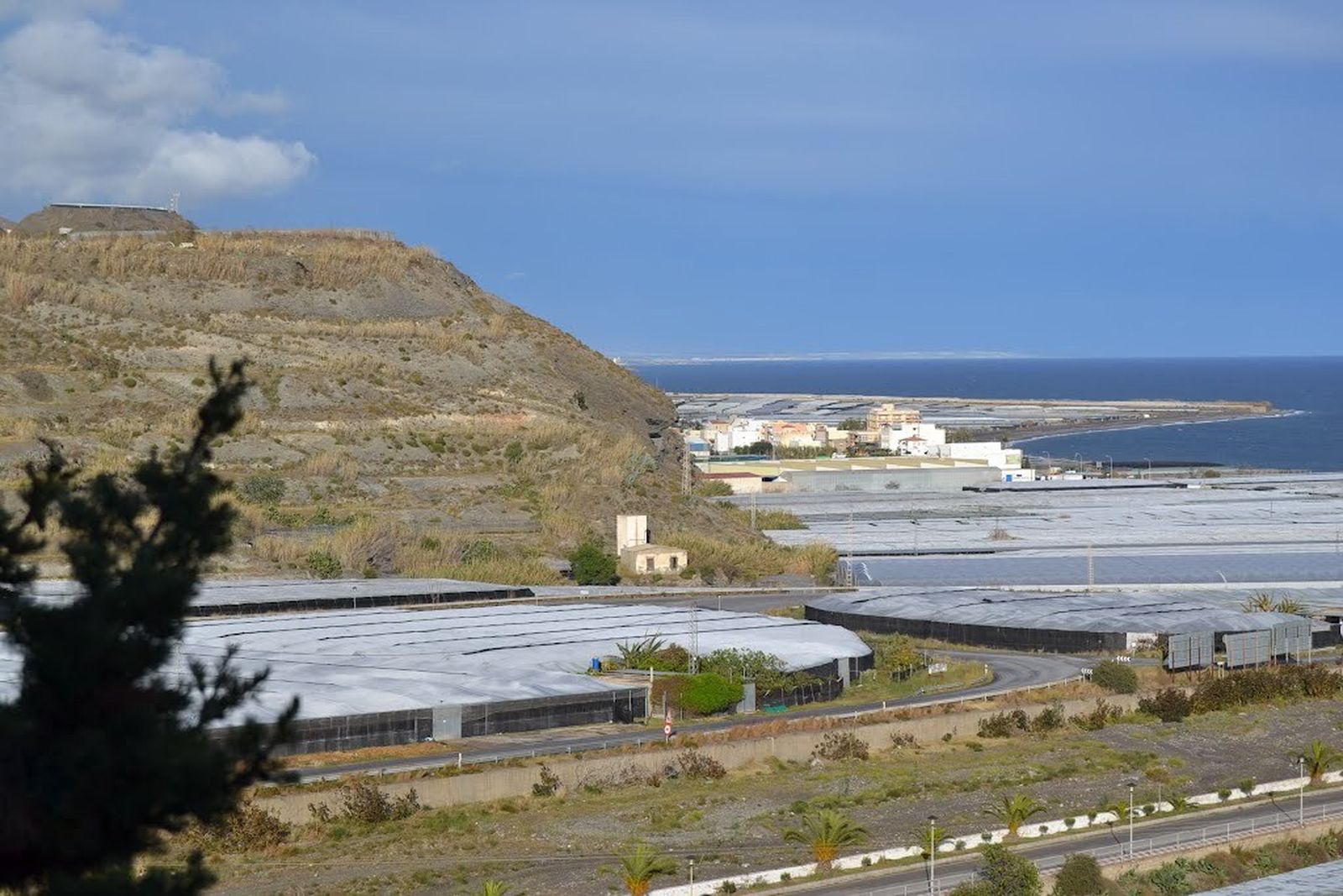 Vista parcial de Albuñol y los invernaderos cercanos