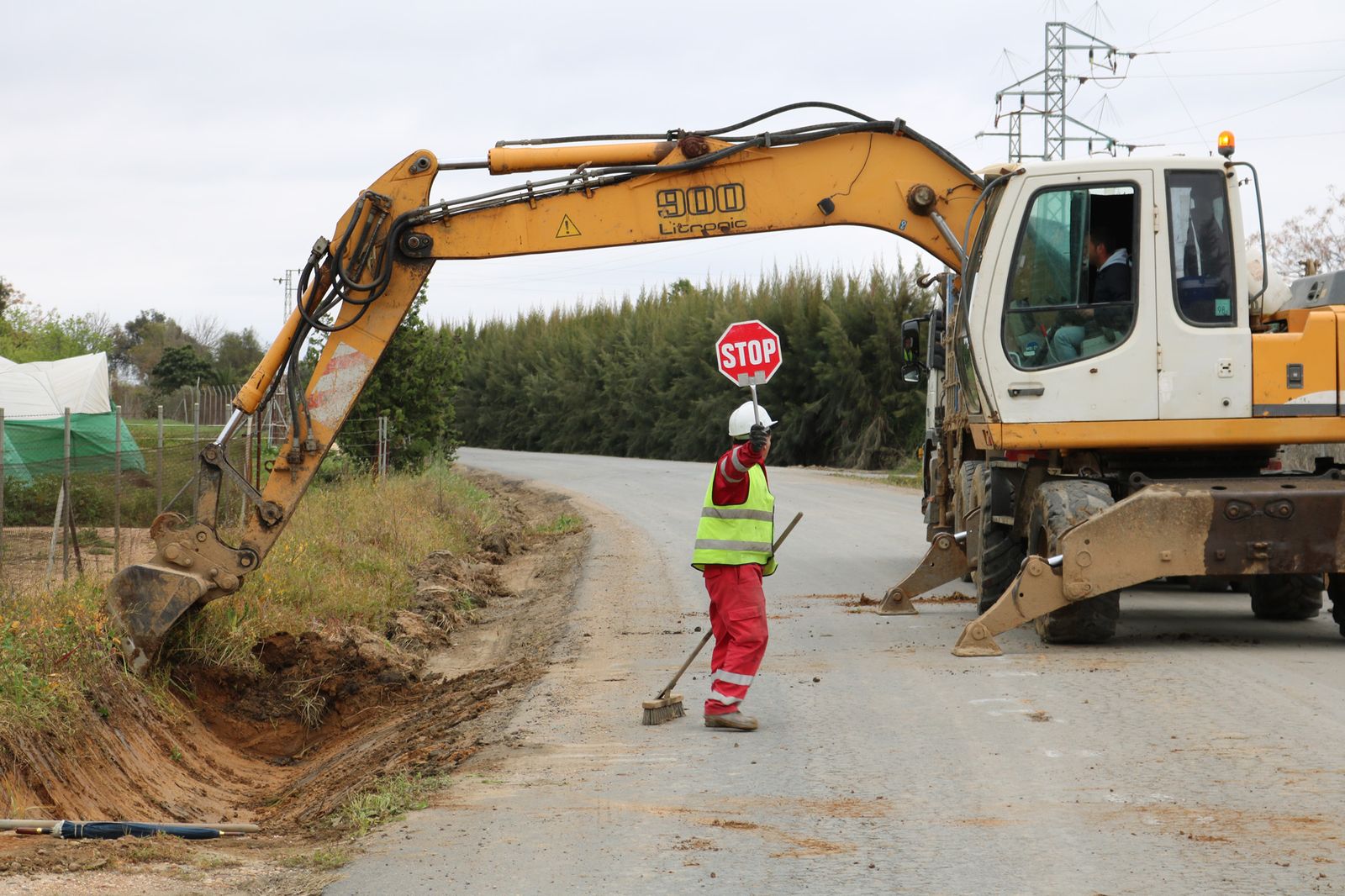 Imagen de archivo de obras en un camino rural de la provincia.