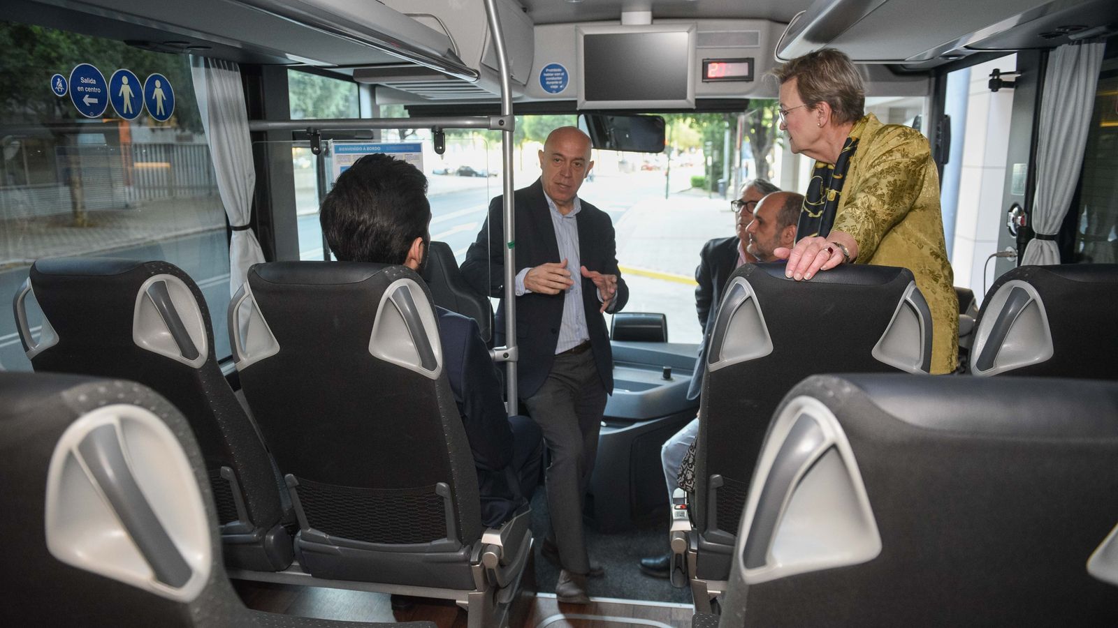Interior de uno de los nuevos vehículos híbridos de Rosabus