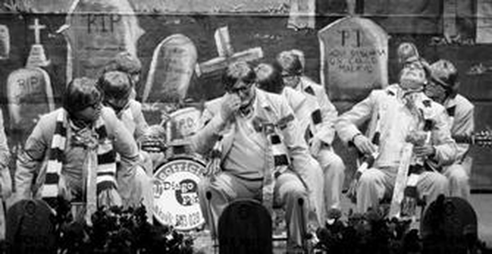 La murga 'Los viudos alegres' de la peña Los Ventaneros de Huelva durante su actuación ayer en la gran final del concurso.