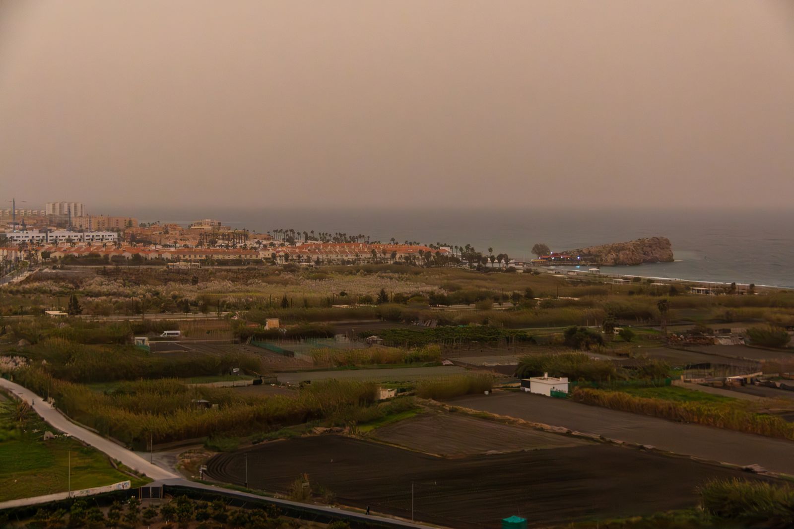 La calima tiñe la Costa de sepia dos años después