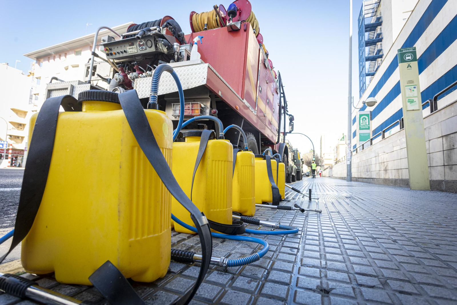 La UME desinfecta el hospital Puerta del Mar