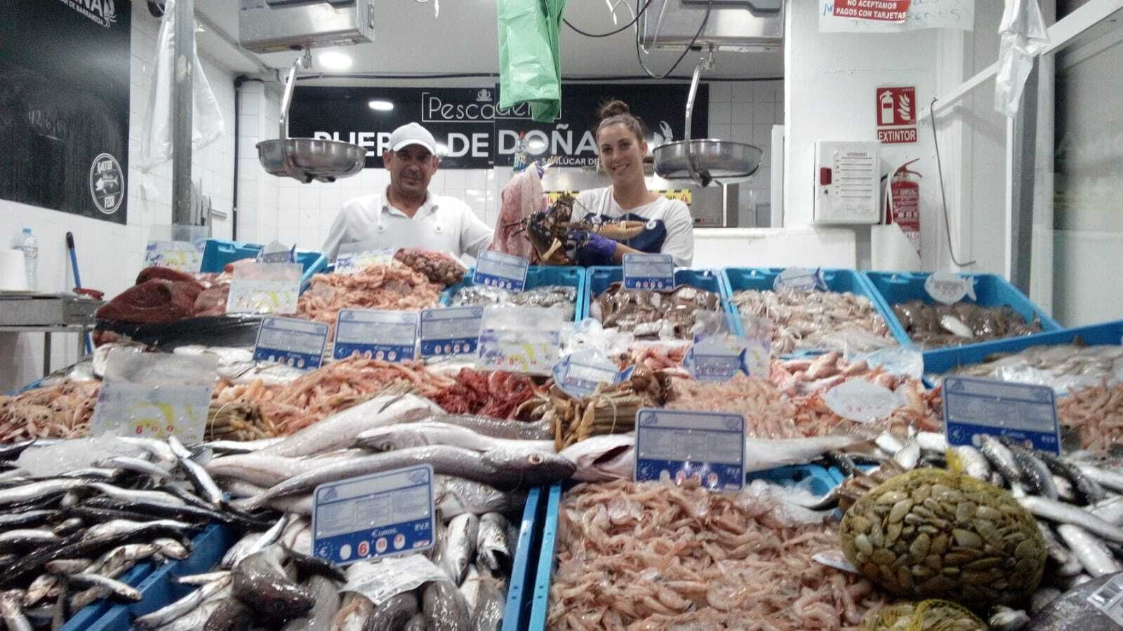 La Pescadería Puerta de Doñana ha donado una cesta para el sorteo.