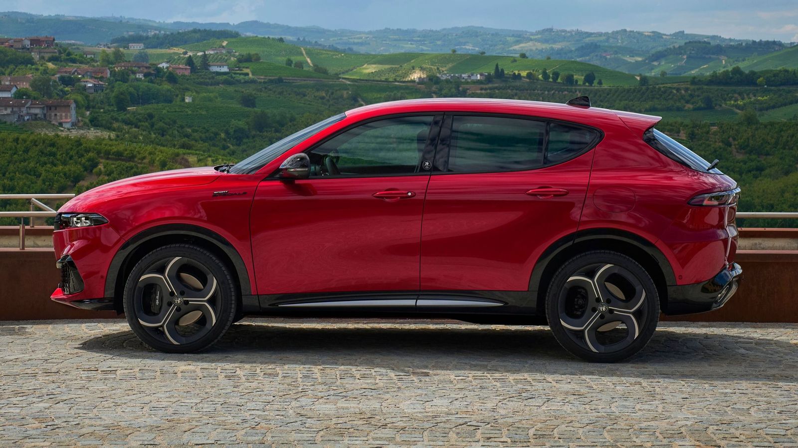 Entre los cambios en el chasis hay un ligero ensanchamiento de las vías, tanto delantera como trasera, pero Alfa no parece haber modificado la dirección de este SUV.