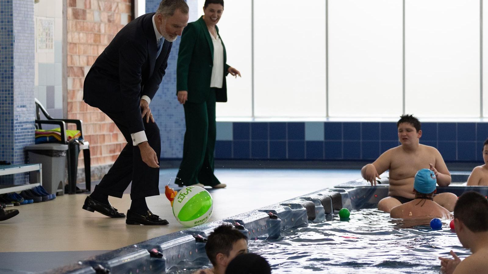 El Rey, en su visita al centro Purísima Concepción de Granada.
