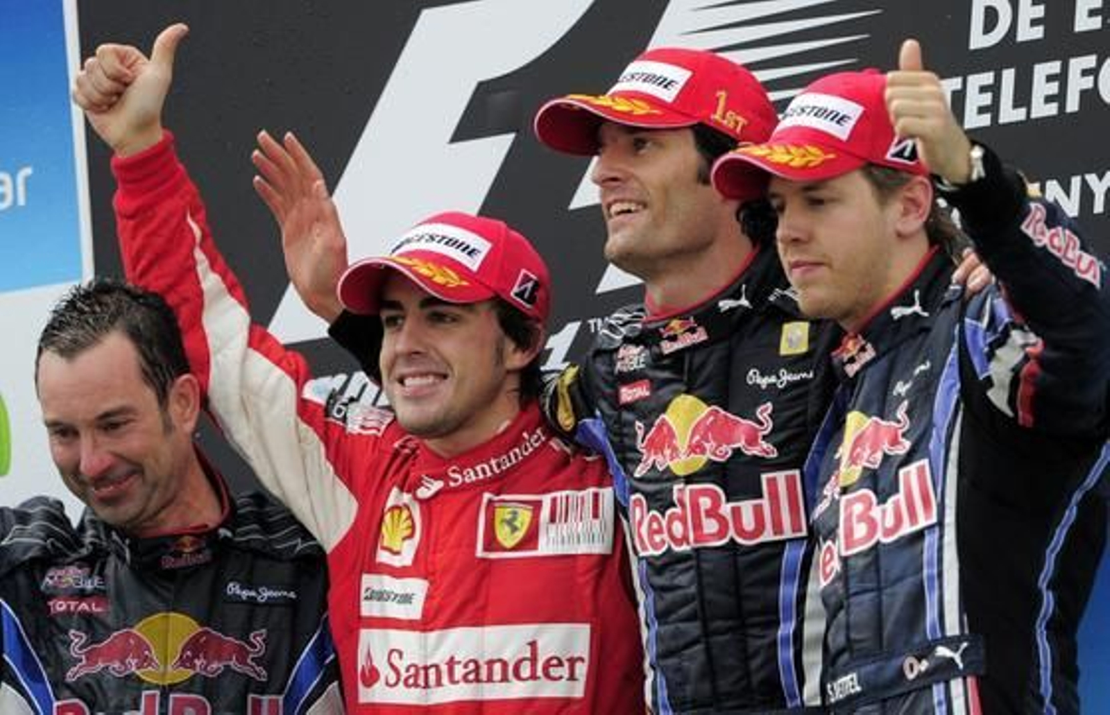 Alonso, junto a Webber (c) y Vettel (d), en el podio. / AFP