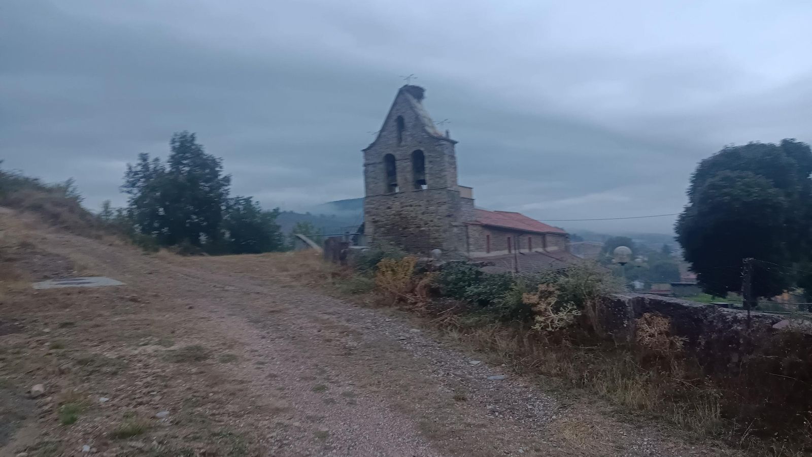 Tomamos el sendero en ascenso que va tras la iglesia de San Adriano, en Canales.