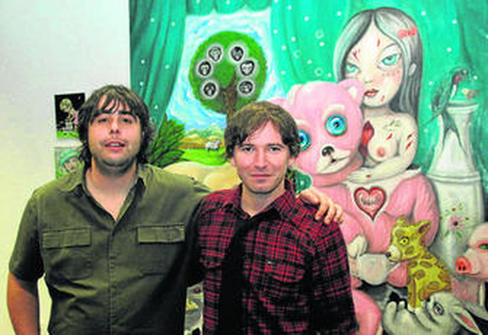 Jesús Díaz Pacheco y David Mayo, dos de los artistas de la muestra, ante una de las obras.