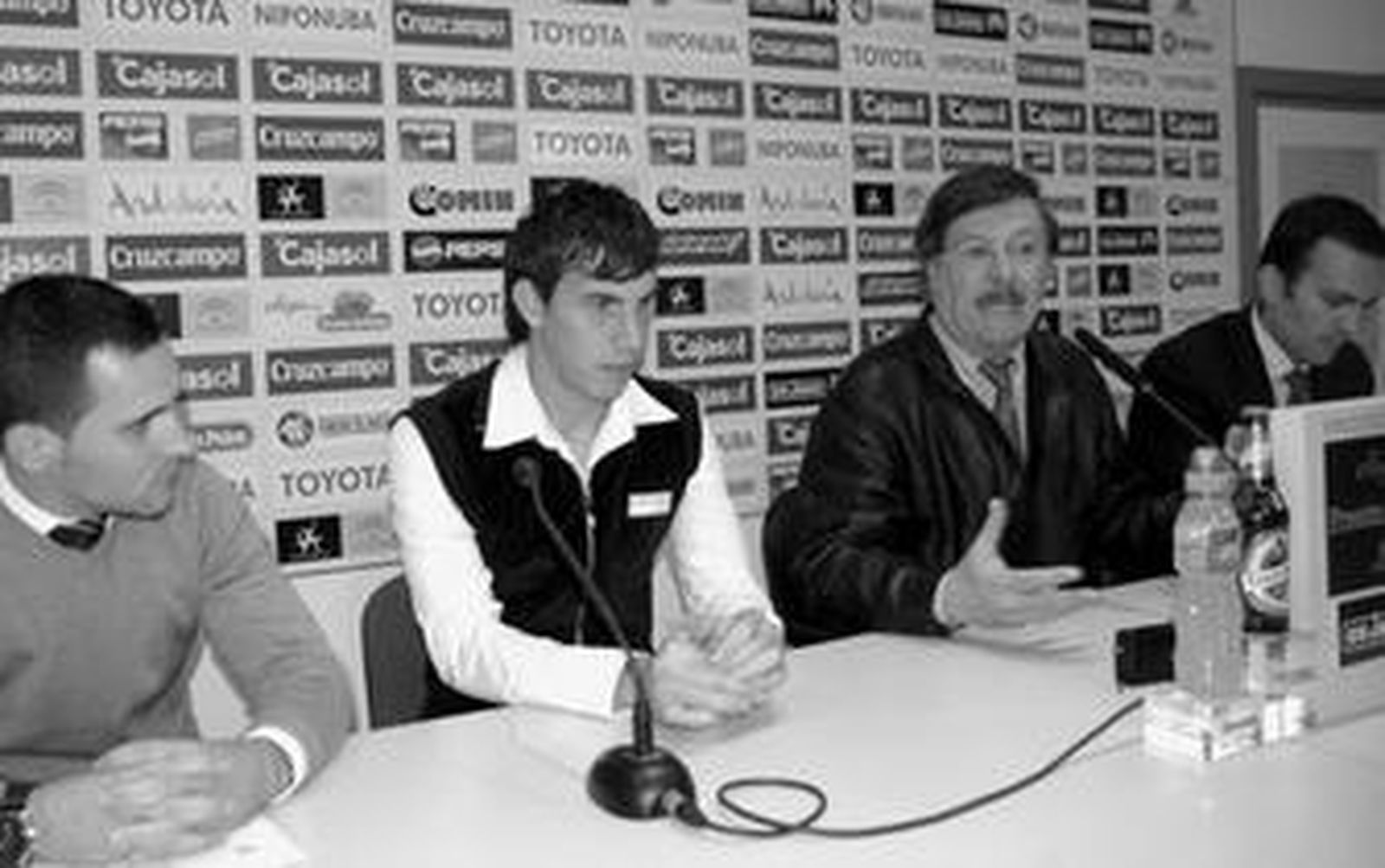 Nayar, junto a su abogado, y el presidente del Recre, Francisco Mendoza.