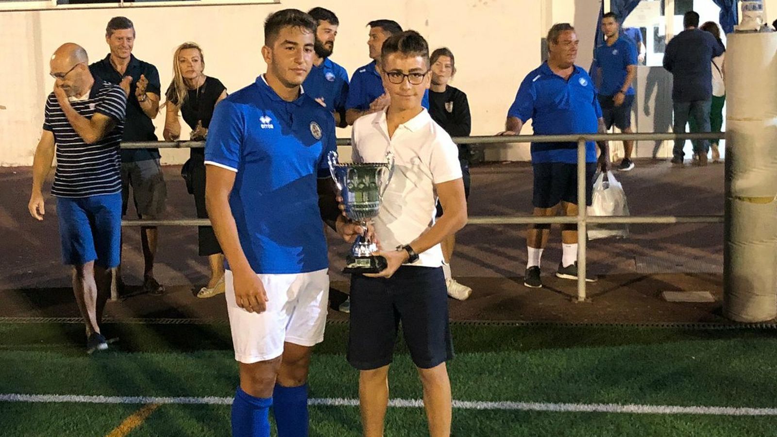 El nieto de Salvador Pineda entregó el trofeo de campeón al XDFC juvenil A.
