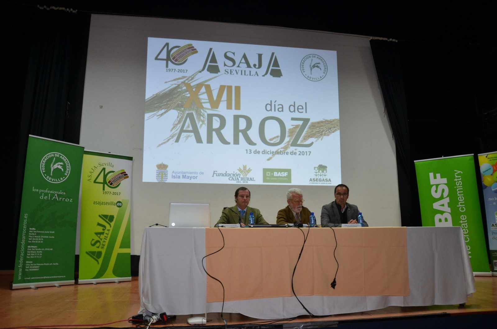 El presidente de Asaja-Sevilla, Ricardo Serra, entre el presidente de la Federación de Arroceros de Sevilla, Mauricio Soler, y el alcalde de Isla Mayor, Juan Molero.
