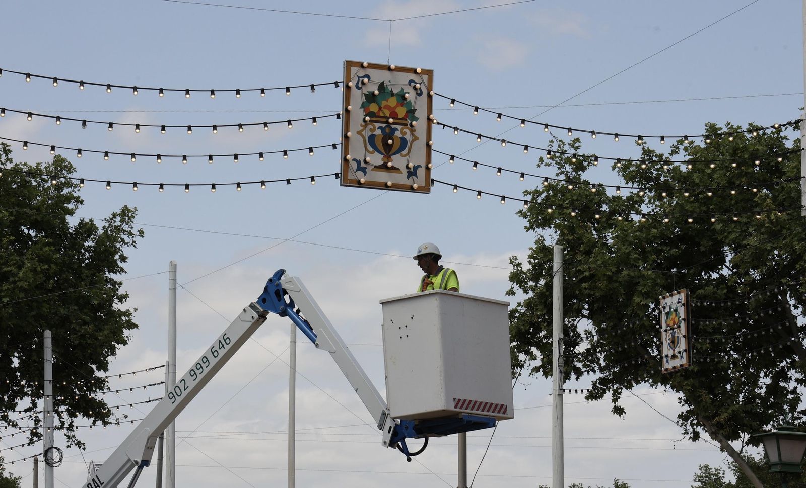 Montaje de la Feria tras el apagón