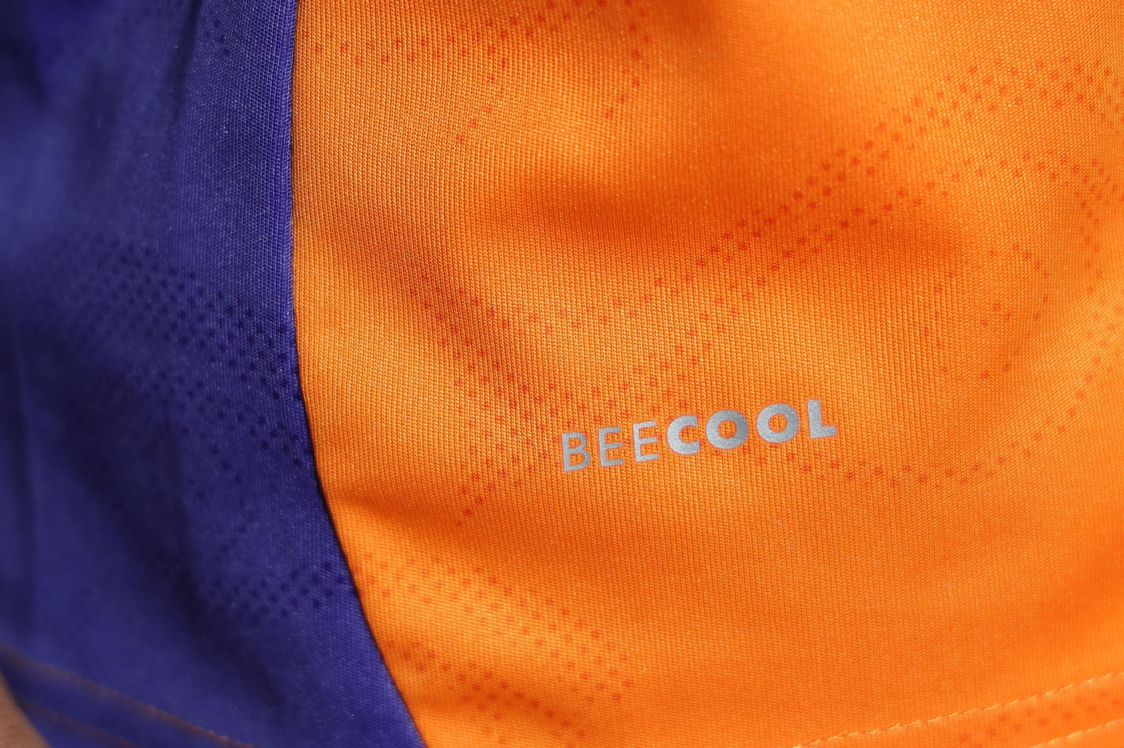 Naranja, morado y el ojo fenicio: la tercera camiseta del Málaga CF 2025/26