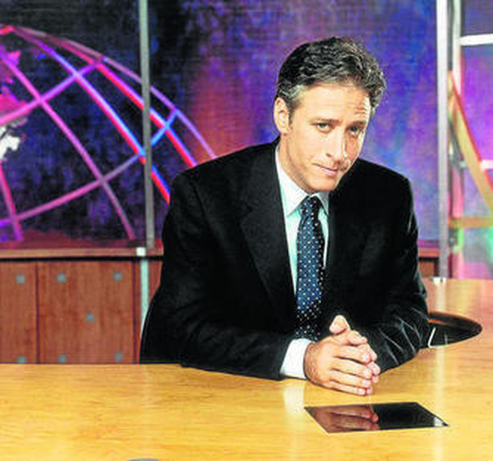 Jon Stewart en el plató de 'The Daily Show', en una pose de informativos.
