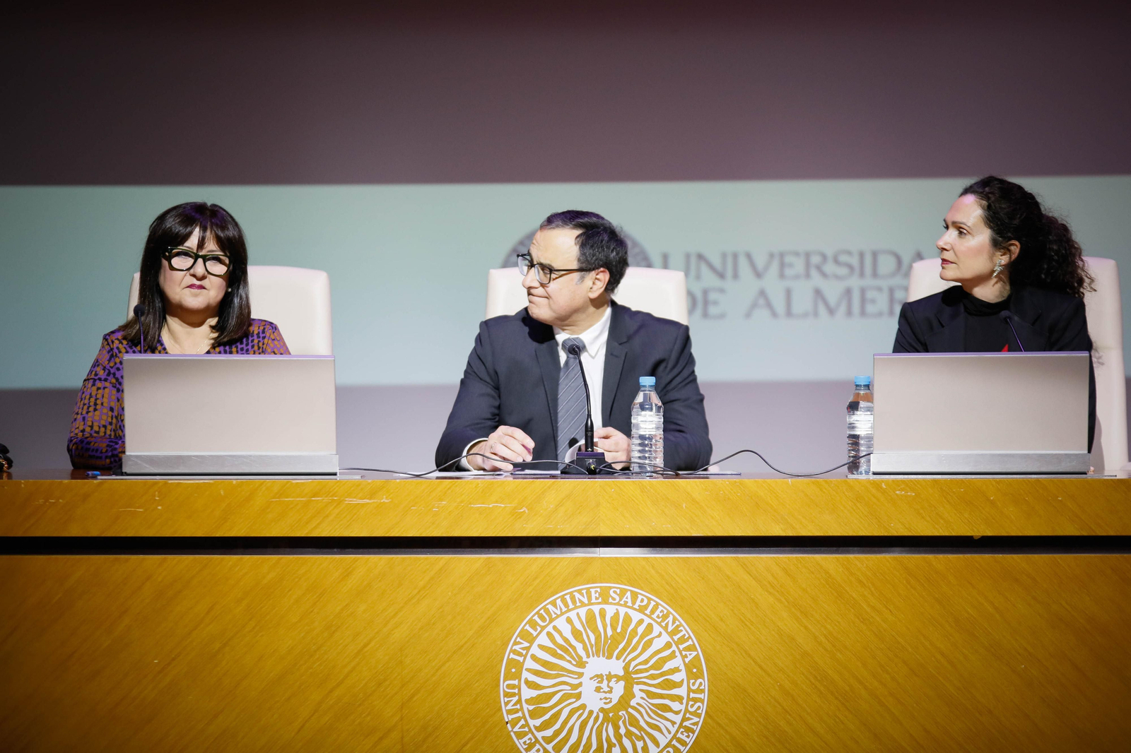 Imágenes del acto de reconocimiento a antiguos alumnos y amigos de honor en la UAL