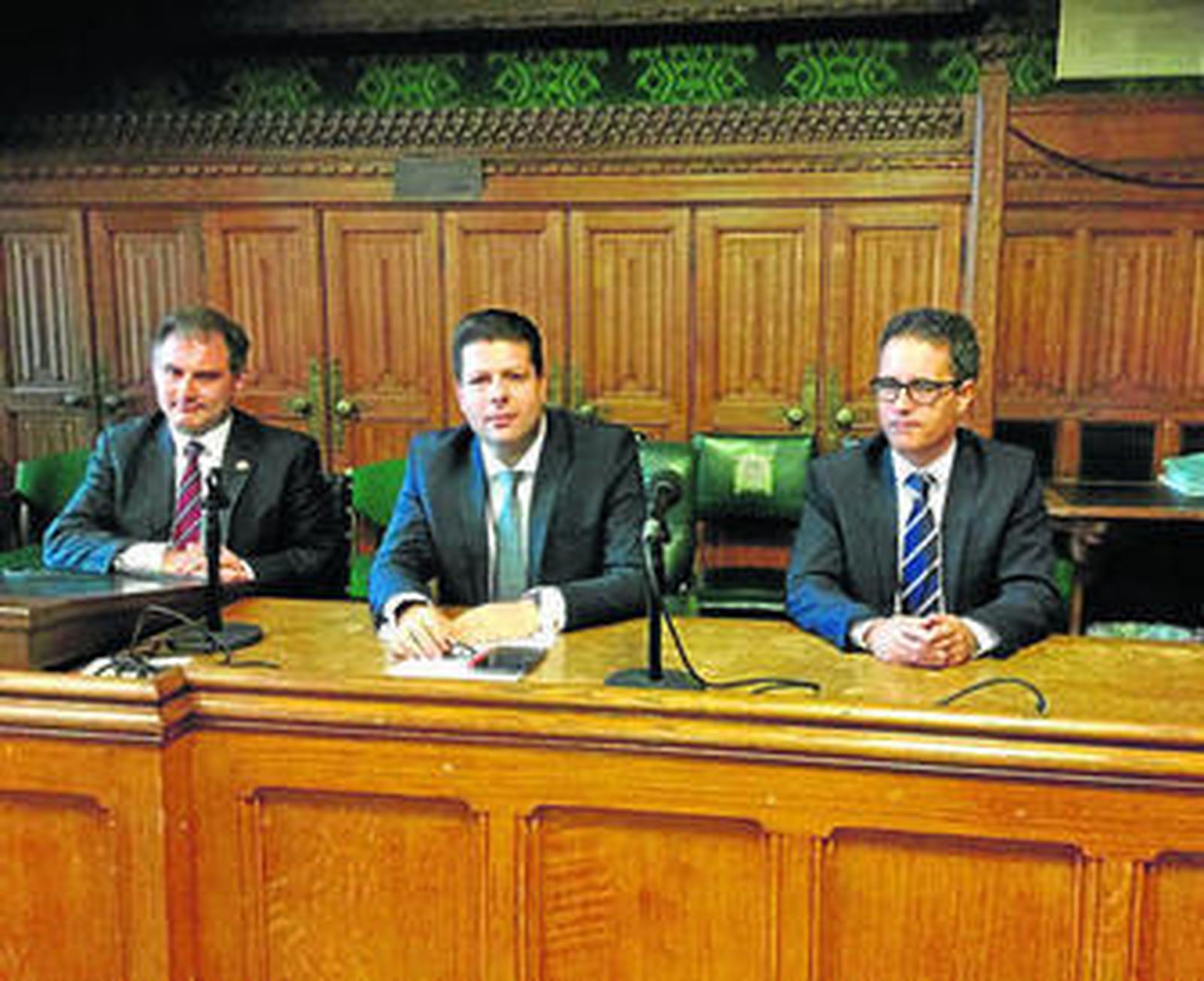 De izquierda a derecha: Jack Lopresti, Joseph García y Fabián Picardo, ayer en Londres.