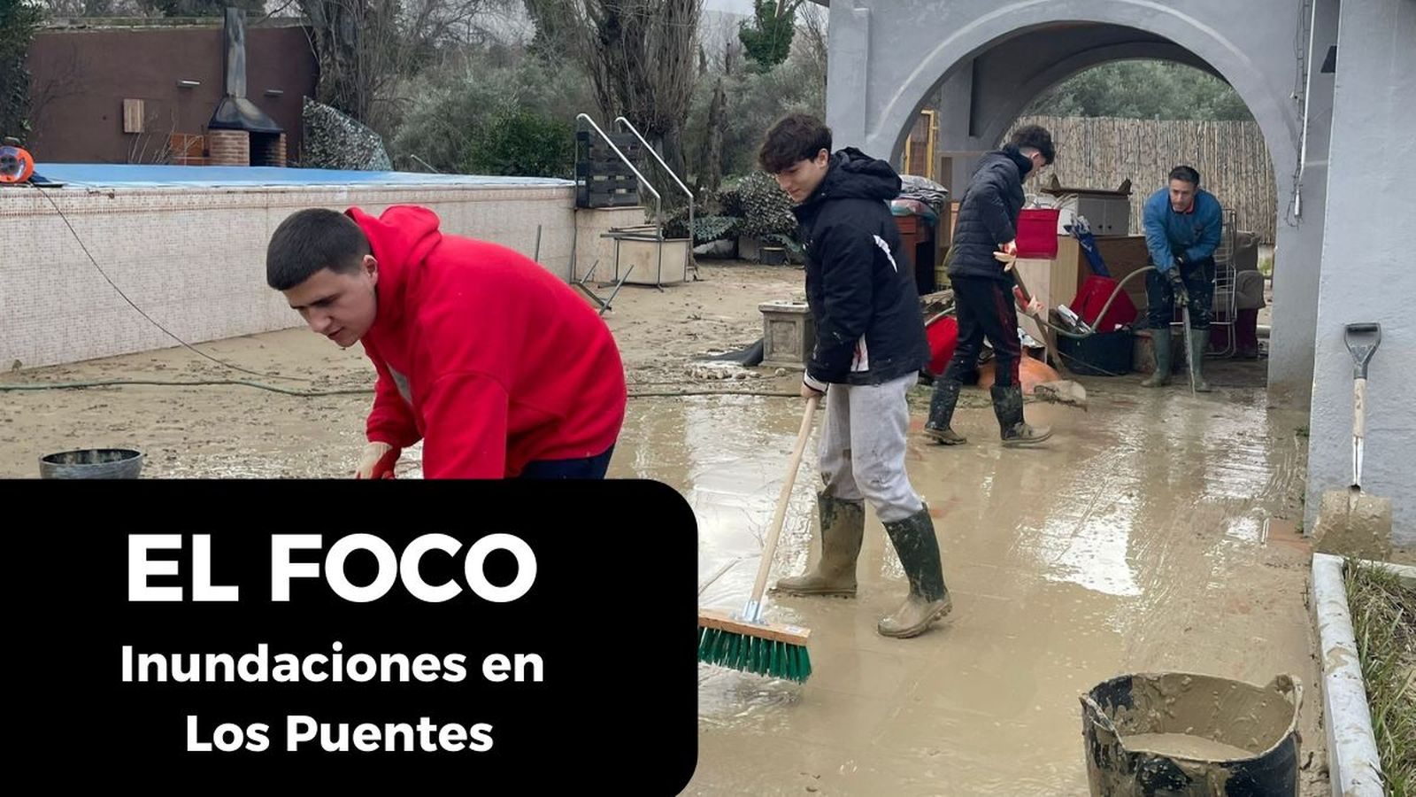 Jóvenes limpian una de las viviendas inundadas.