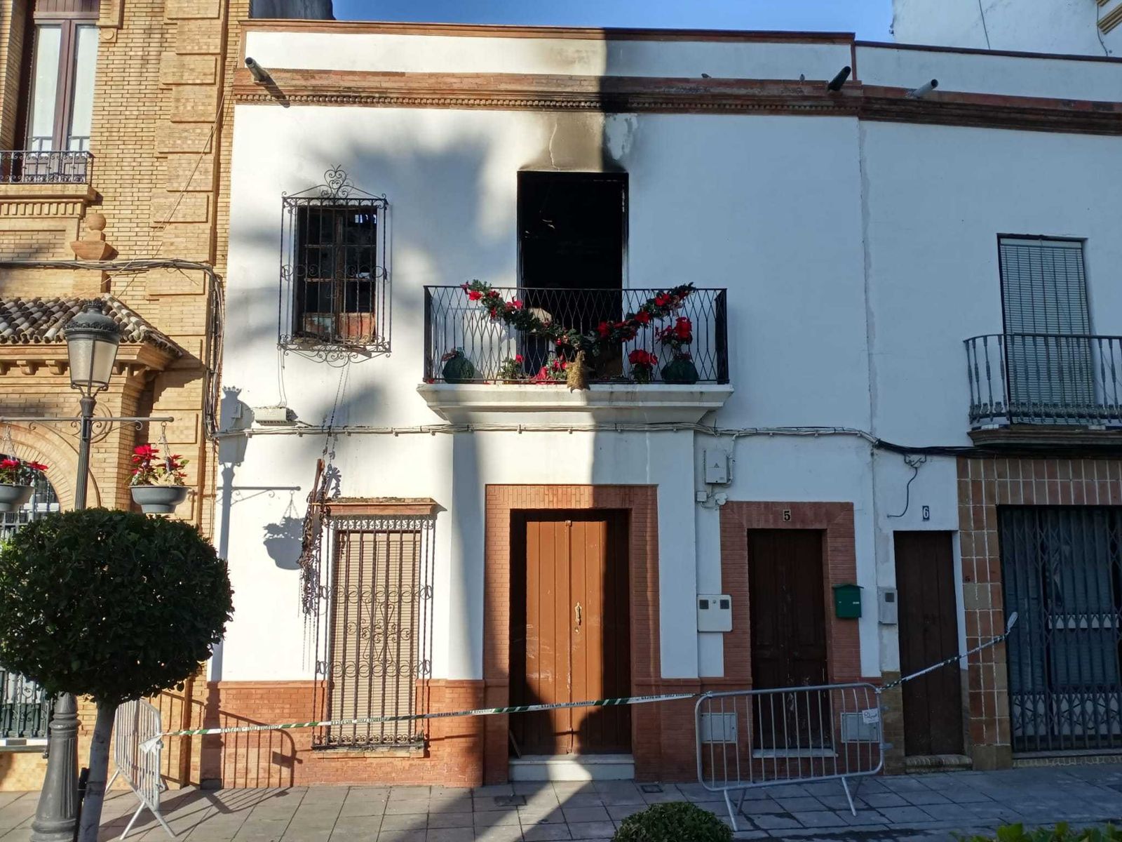 Casa incendiada en la que la Hermandad de la Cruz de la calle Cabo tenía enseres.
